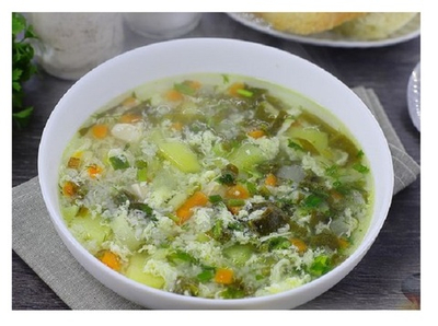 Зелёный борщ со щавелем, рисом и яйцами