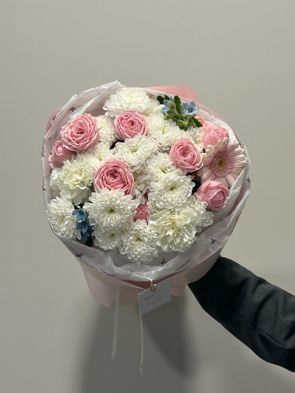 Букет из кустовых пионовидных роз, оксипеталума, минигерберы и хризантемы