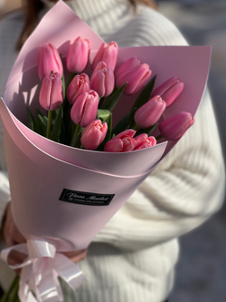 Нежный букет из розовых тюльпанов в элегантном оформлении от Флора Маркет
