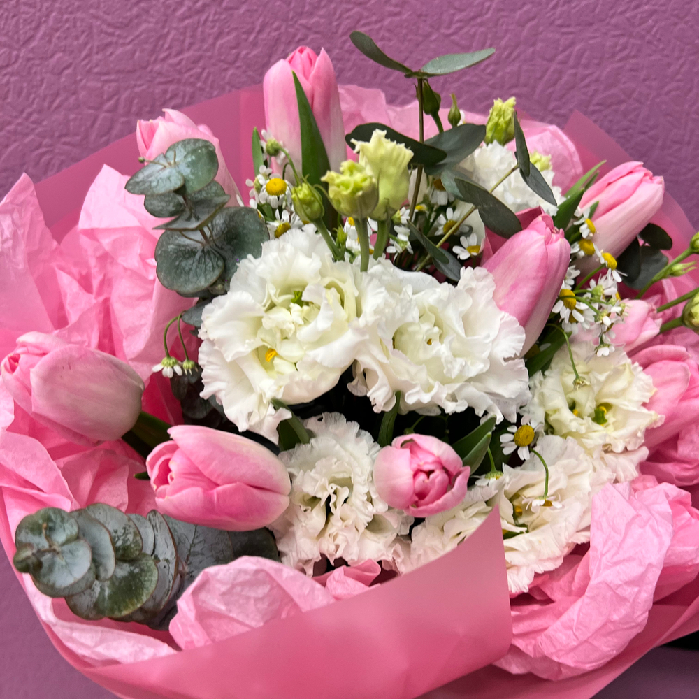 Весенний букет с тюльпанами в розовых оттенках