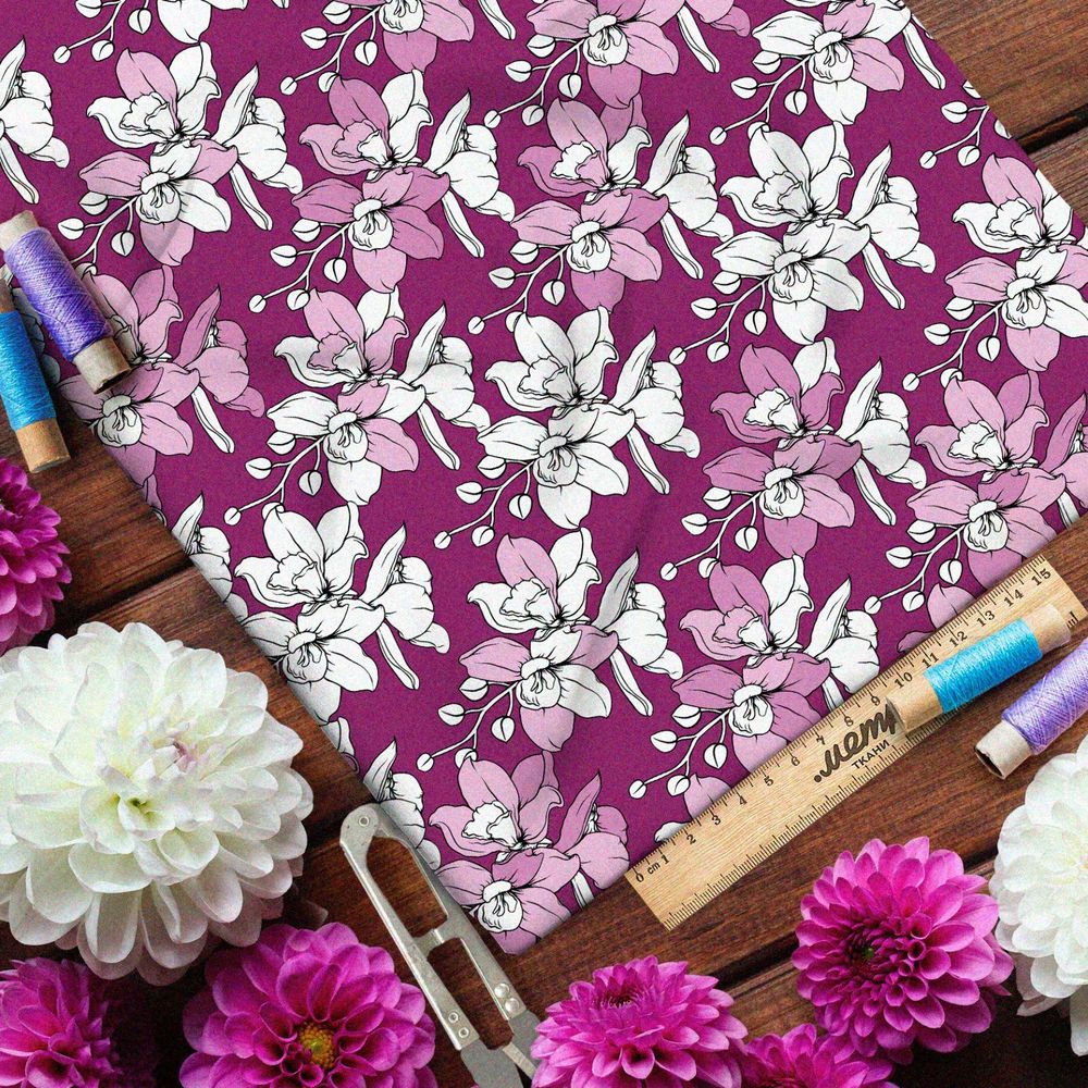 Ткань поплин эскизы белых и розовых цветов на сиреневом фоне