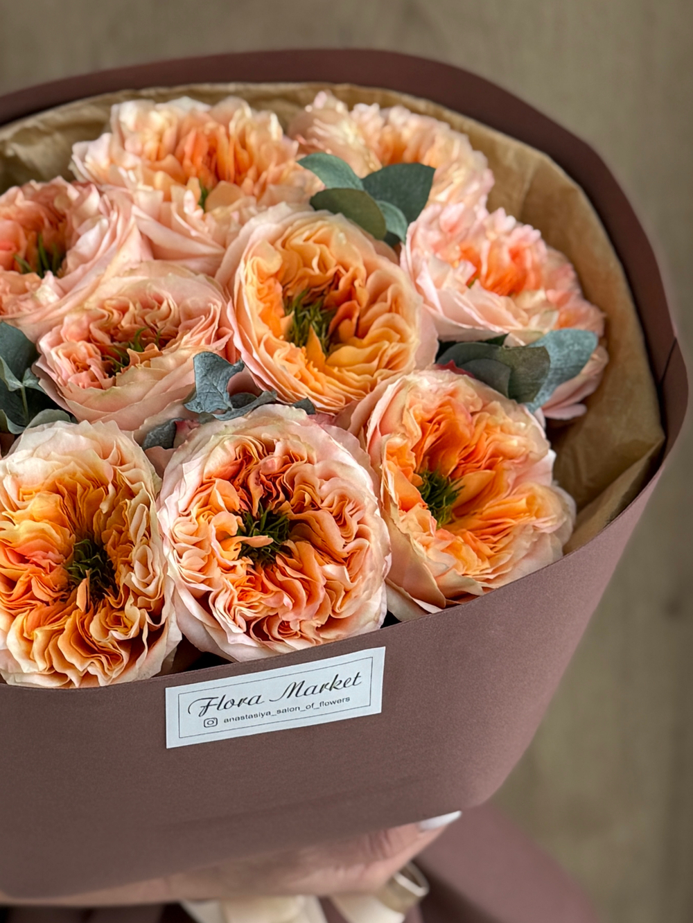 Пионовидные розы премиального сорта и эвкалипт в эффектном букете от Флора Маркет