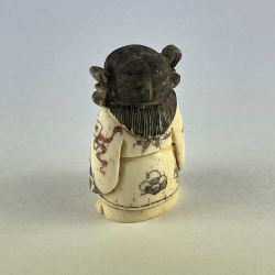 Статуэтка нэцкэ Девочка с цветами