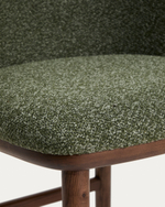 Барный стул Ciselia из темно-зеленого шенилла с ножками из ясеня в отделке орех