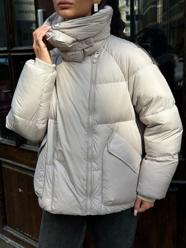 Короткий серый пуховик с мехом енота