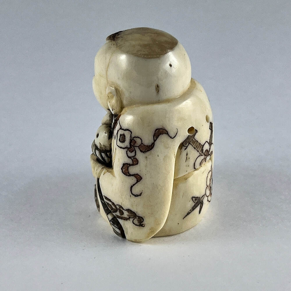 Статуэтка нэцкэ Мальчик Карако с рыбой на удачу