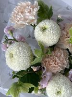 Букет сборный из одноголовой хризантемы, диантусов, хелеборуса и маттиолы