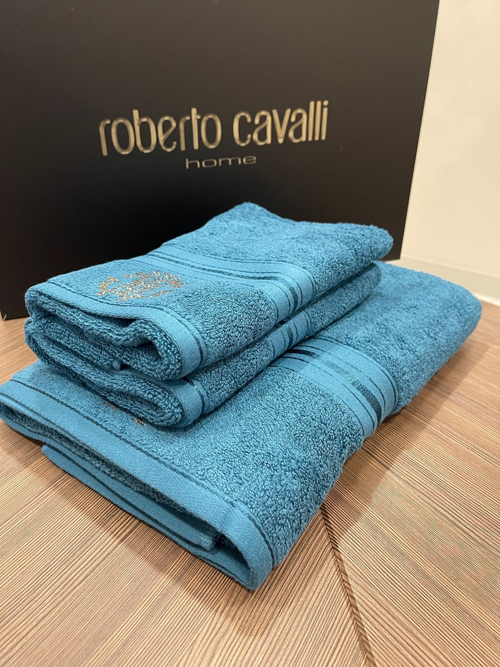 Набор из трех хлопковых полотенец со стразами Roberto Cavalli