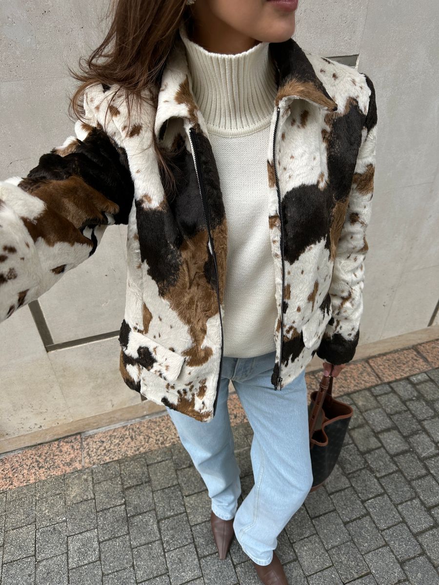 Бомбер из эко-меха с принтом корова