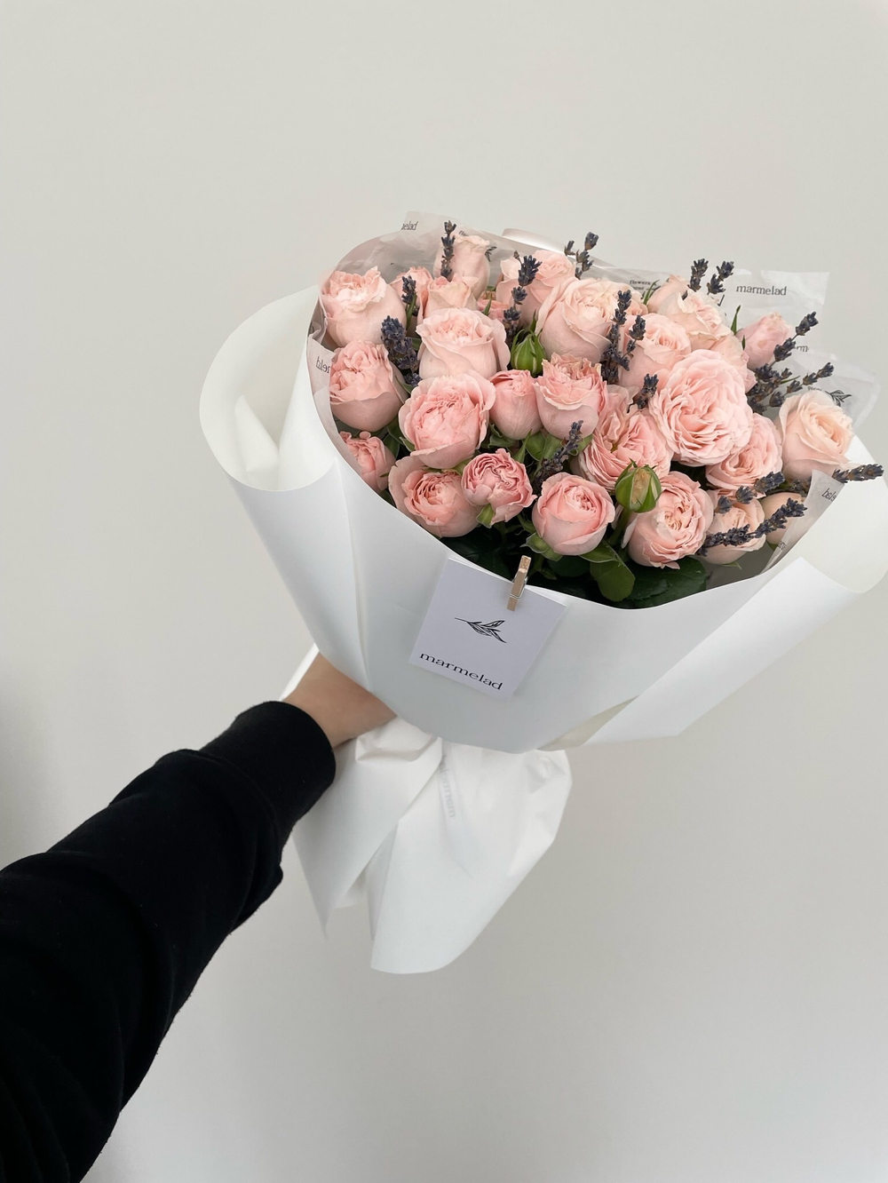 Авторский букет из пионовидных роз с лавандой в оформлении