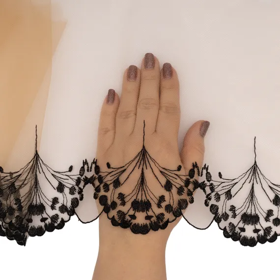 Вышивка на сетке телесная/черная 22 см