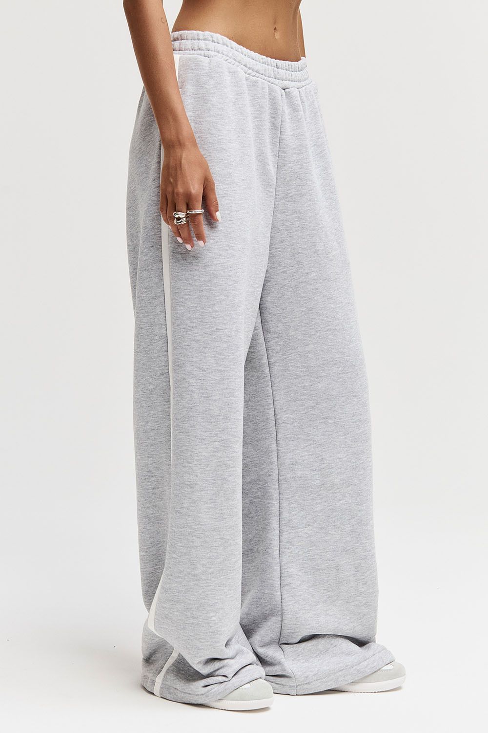 Широкие джоггеры без начеса с лампасом цвета серый меланж
