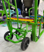 Санки "Погодки УНИВЕРСАЛ" с механизм. выдв. колес. шасси, зеленая рама, разноцветный