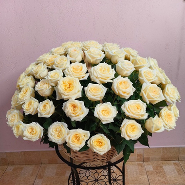 Корзина со 101 ароматной пионовидной розой "CANDLELIGHT" (Эквадор 60 см)