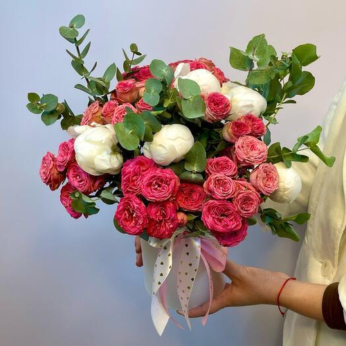 Авторская композиция с пионами и пионовидными кустовыми розами Элисана в шляпной коробке. Цветы в коробке 023 Chalet Green