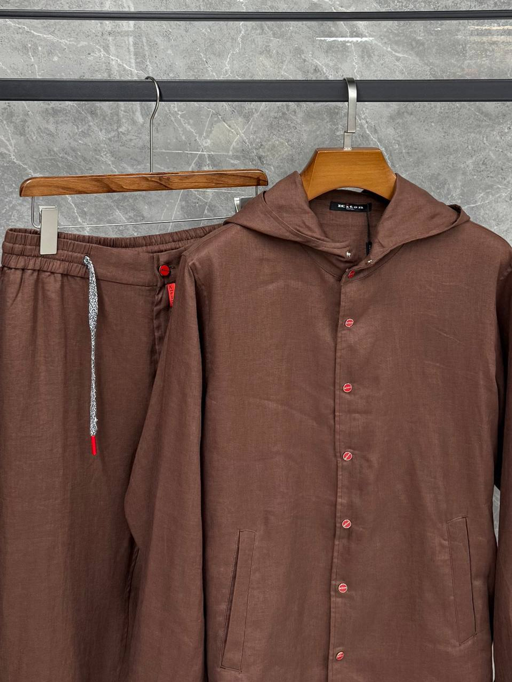 Льняной костюм Kiton