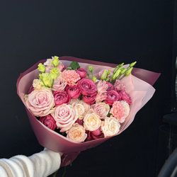 Букет из микса роз, диантусов и эустомы