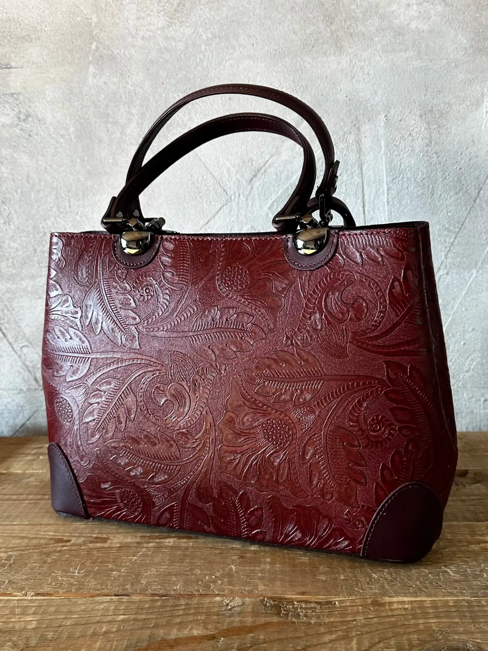 Женская форматная сумка из натуральной кожи бордового цвета