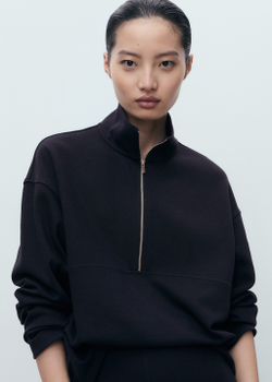 Толстовка с высоким воротником и молнией