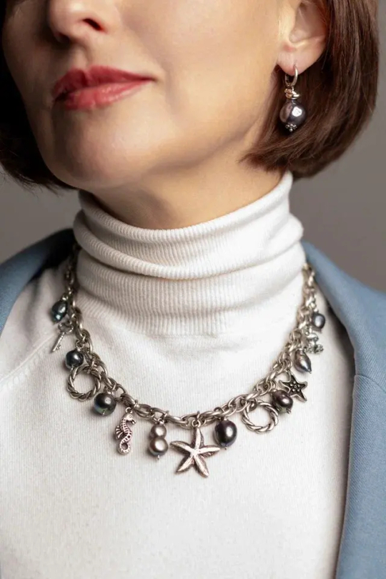 Колье с подвесами:морская звезда, лягушка,крыло,морской конек, барочный жемчуг,оттенок золото антик