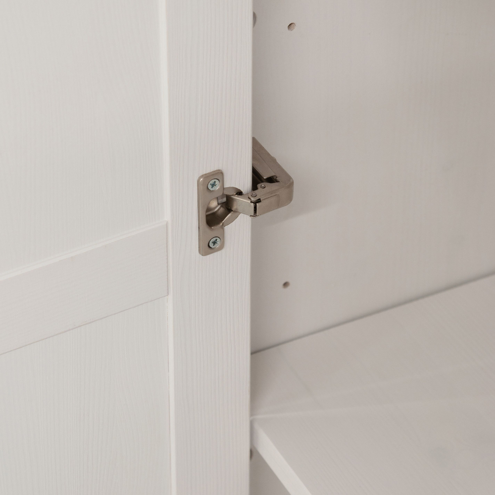 Шкаф для одежды распашной белый Харви двухдверный деревянный со штангой и полками, шкаф для вещей в прихожую и спальню с филенкой в викторианском стиле из массива сосны