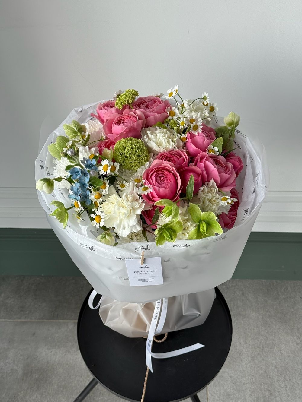 Букет сборный из кустовых пионовидных роз, оксипеталума, хелеборуса и ромашки