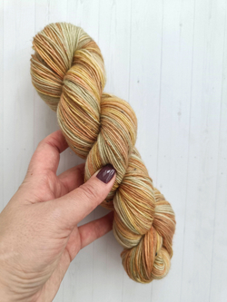 Носочная пряжа ручного окрашивания superwash 420 м / 100 г Цвет Карамельная груша