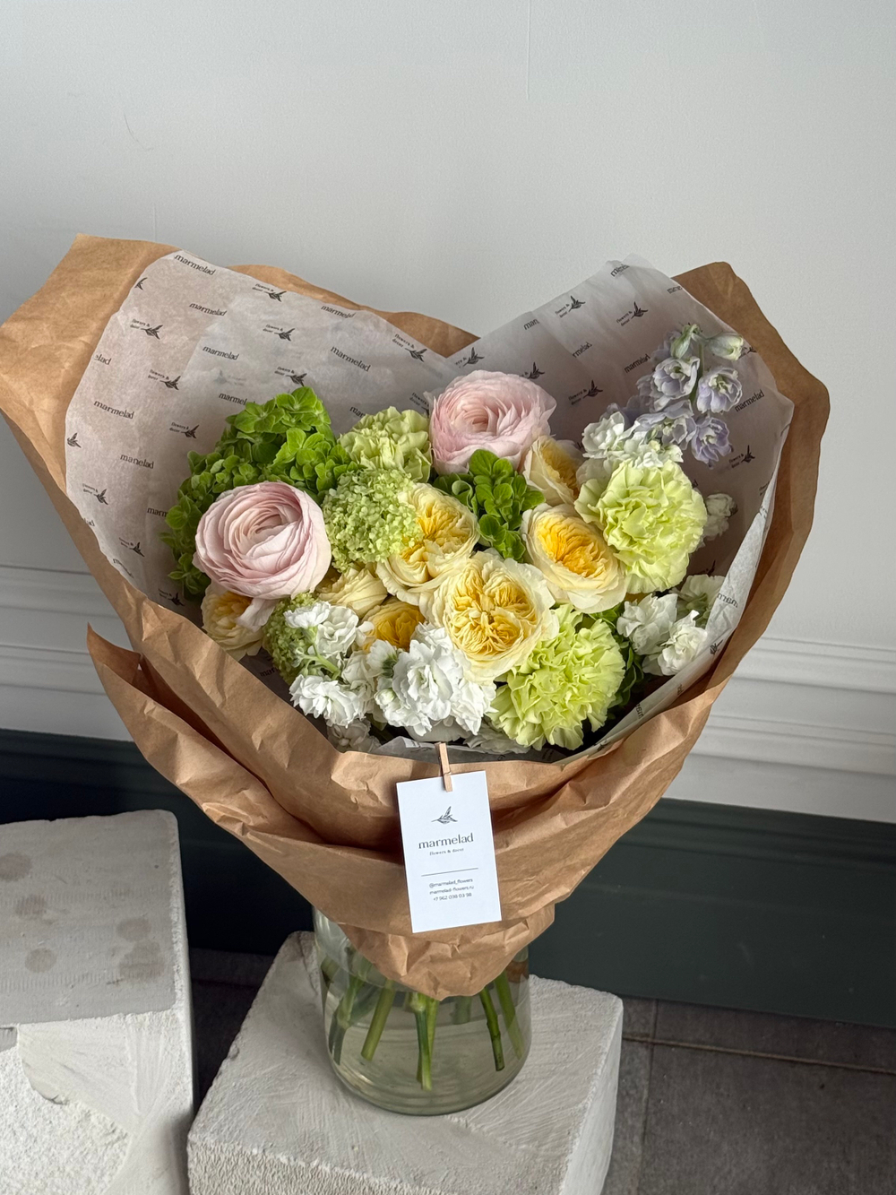 Сборный букет из гортензии, маттиолы, кустовых пионовидных роз, ранункулюсов и вибурнума