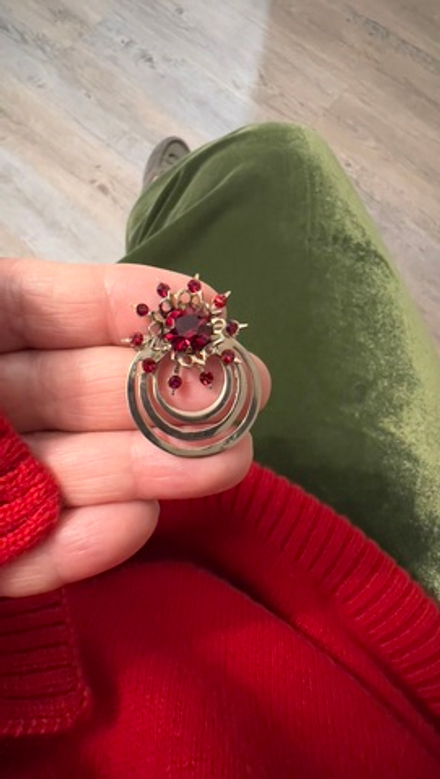 Брошь с бордовыми кристаллами и снежинкой