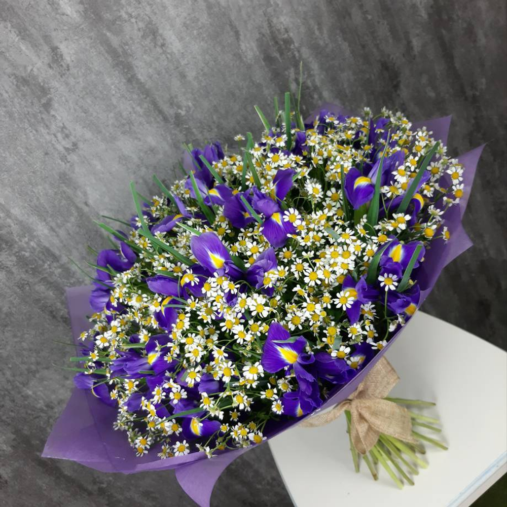 Букет из ирисов и ромашек «Sunny petal serenade»