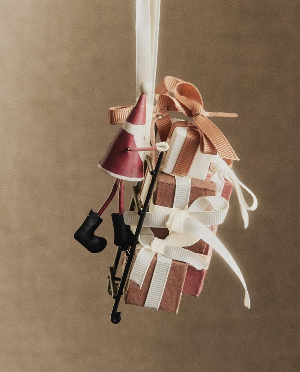 ZARA HOME УКРАШЕНИЯ ДЛЯ РОЖДЕСТВЕНСКОЙ ЁЛКИ "ДЕД МОРОЗ С ПОДАРКАМИ", БЕЛЫЙ/КРАСНЫЙ