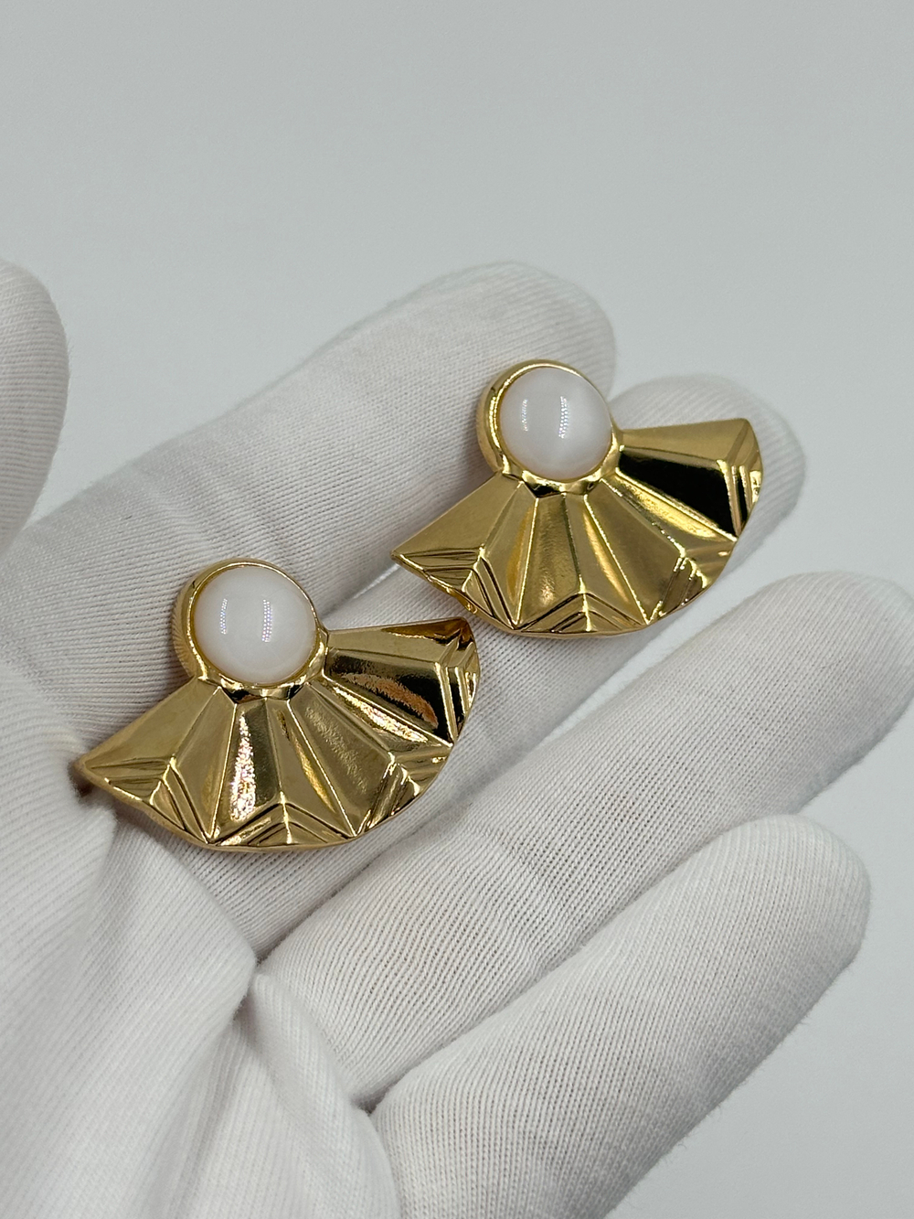 Серьги Веер с белыми кабошонами