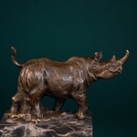 Кабинетная скульптура «Идущий носорог»