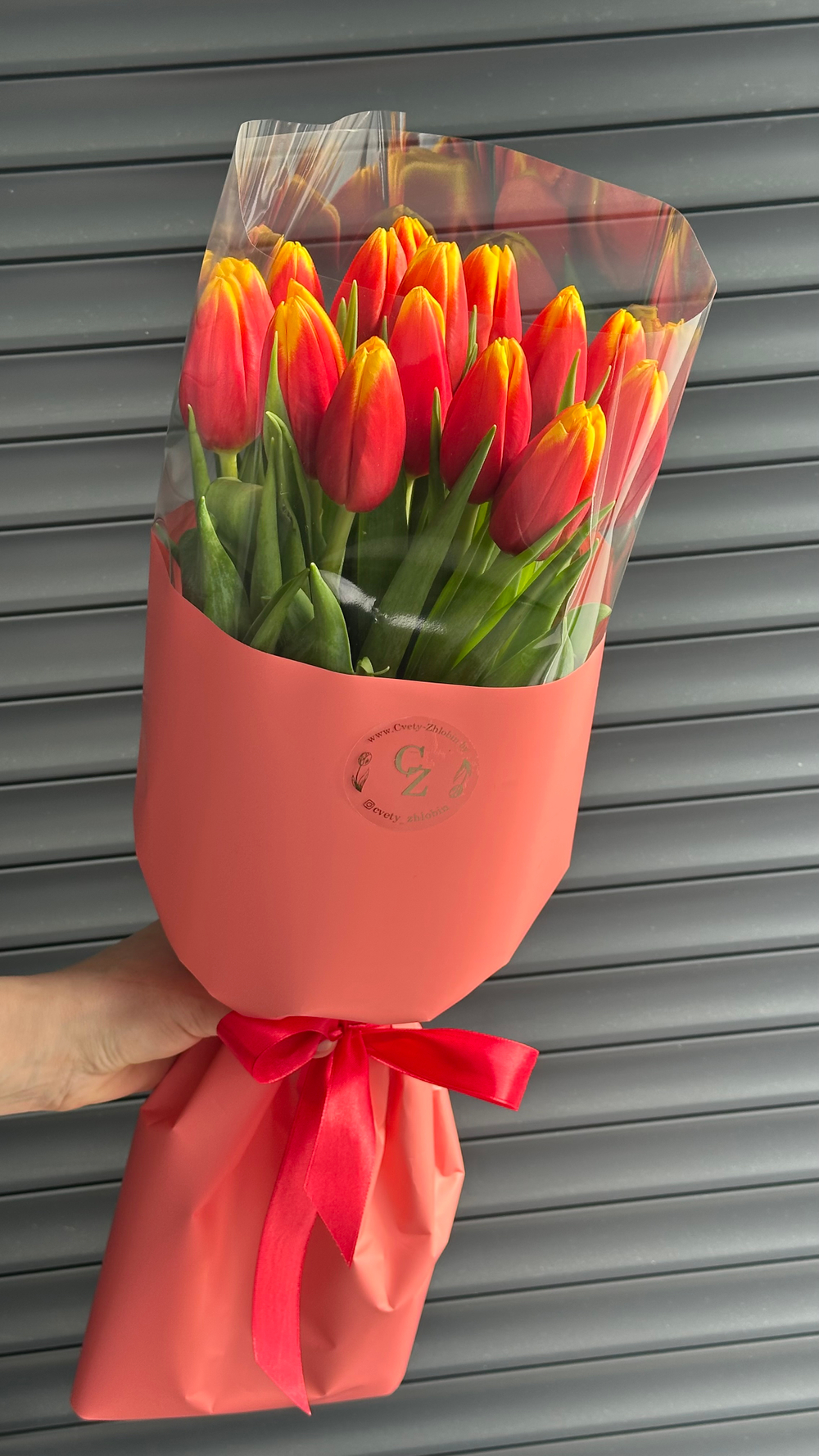 15 тюльпанов в трендовой упаковке