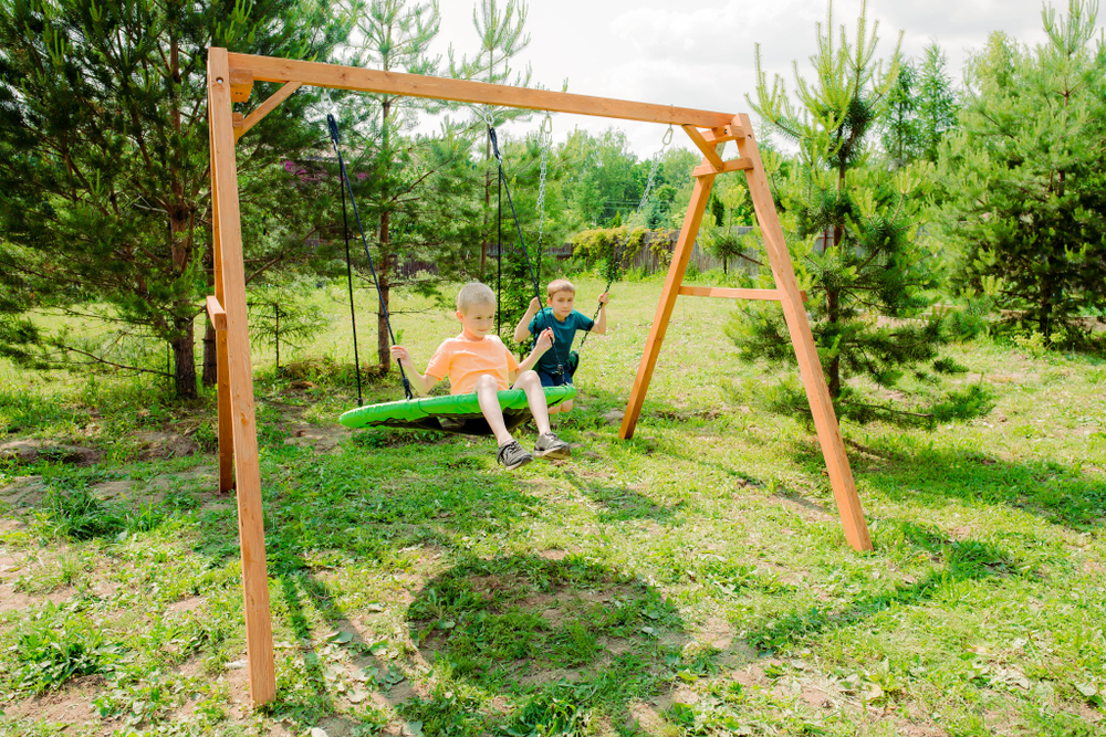 Деревянные качели с гипкими качелями и качелями гнездо Свиби