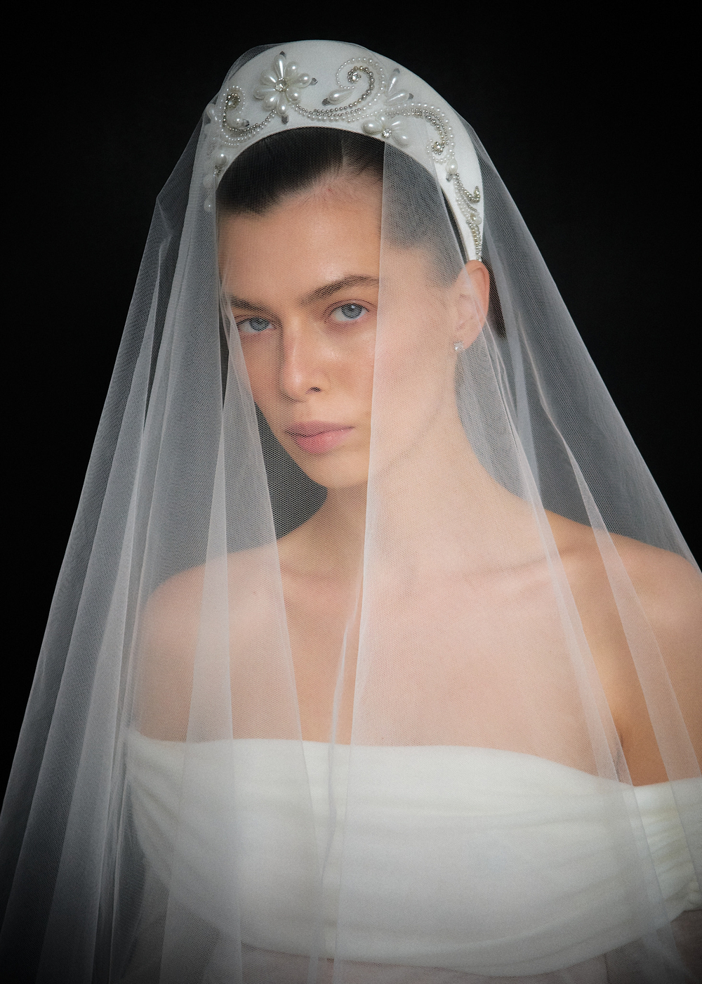 Кокошник M белый с декором из жемчуга и серебристых бусин