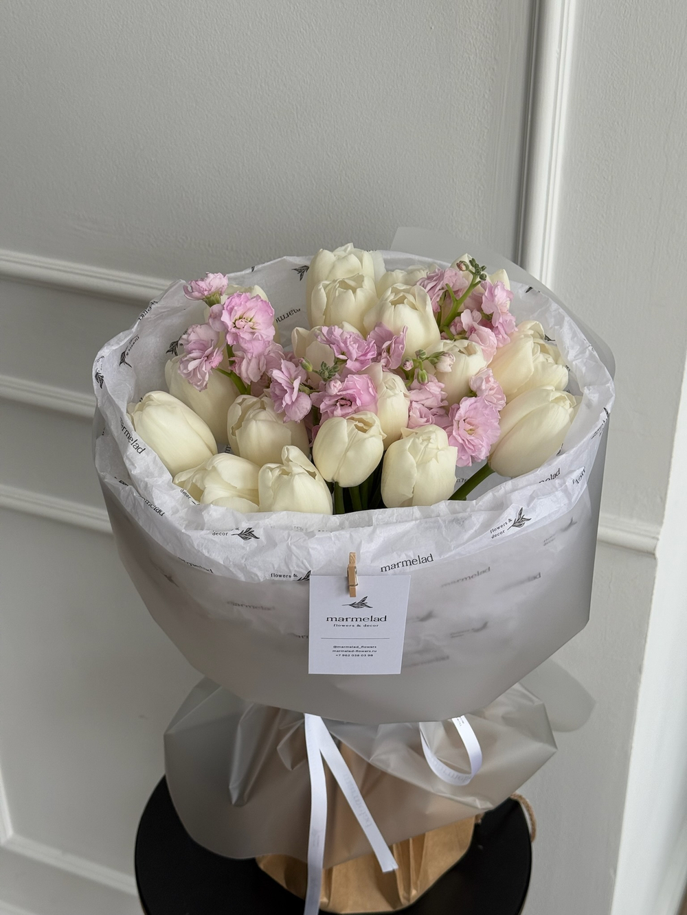 Букет из 19 белых тюльпанов и розовой маттиолы - S