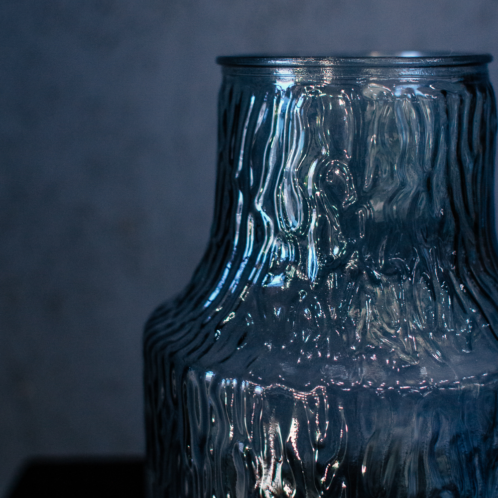 3. Серо-голубая стеклянная ваза с рельефом воды
