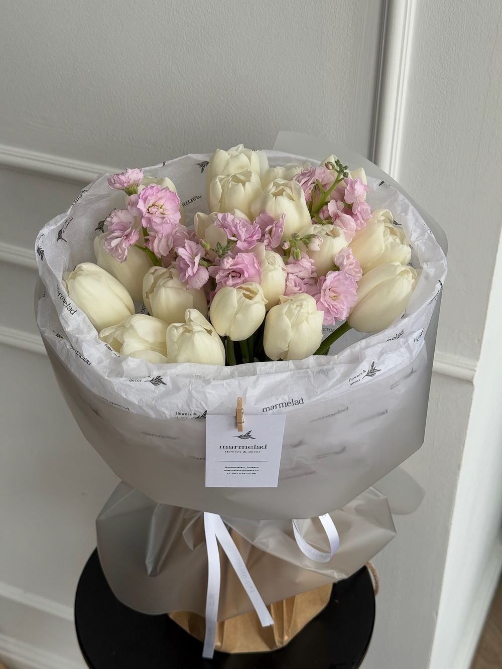 Букет из 19 белых тюльпанов и розовой маттиолы - S