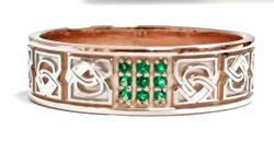 Ювелирное кольцо из серебра с позолотой,вставка зеленый гранат