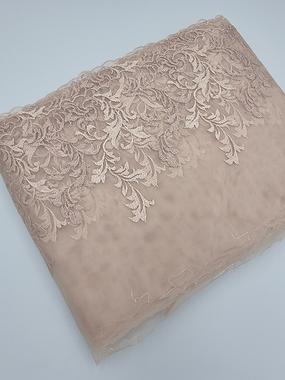 Вышивка на сетке тёмно-бежевый/люрекс К743 левая