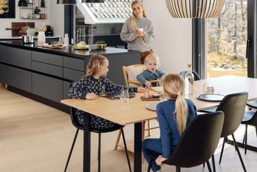 Современный кухонный стол