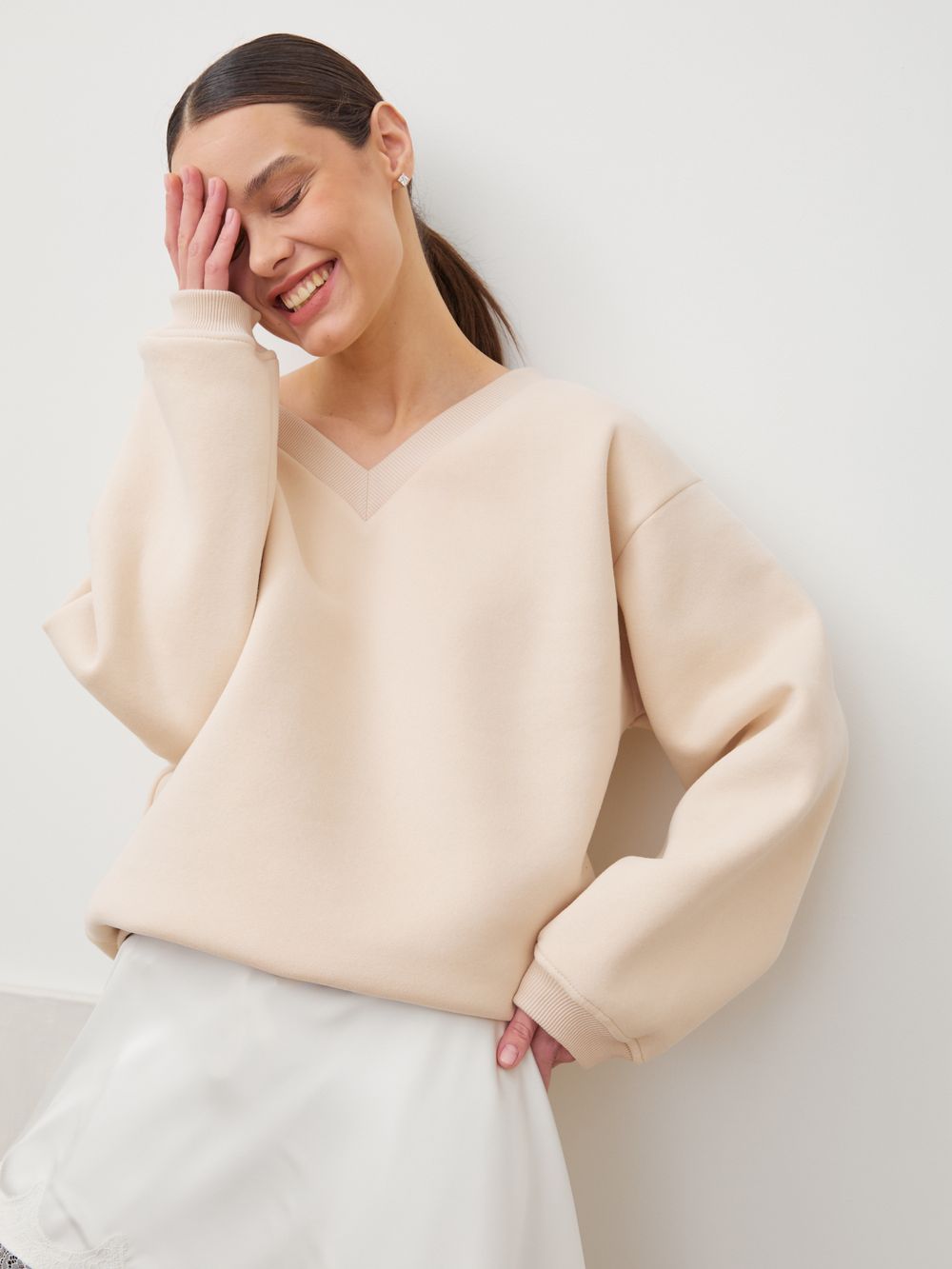 СВИТШОТ С V-ВЫРЕЗОМ КРЕМ-БРЮЛЕ