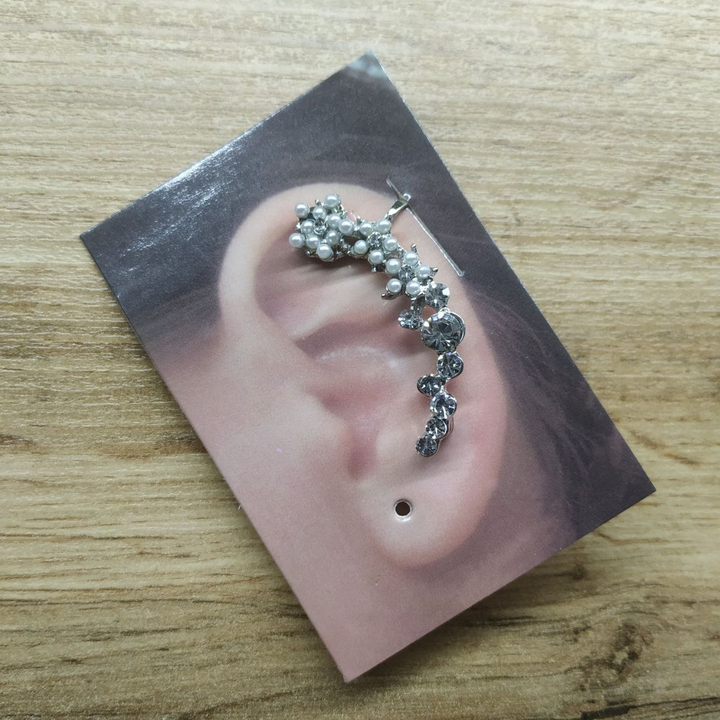 Серьга-кафф 3 цветка бусинки стразы цвет серебристый