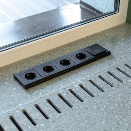 Розетка с заземлением и шторками (черный матовый)