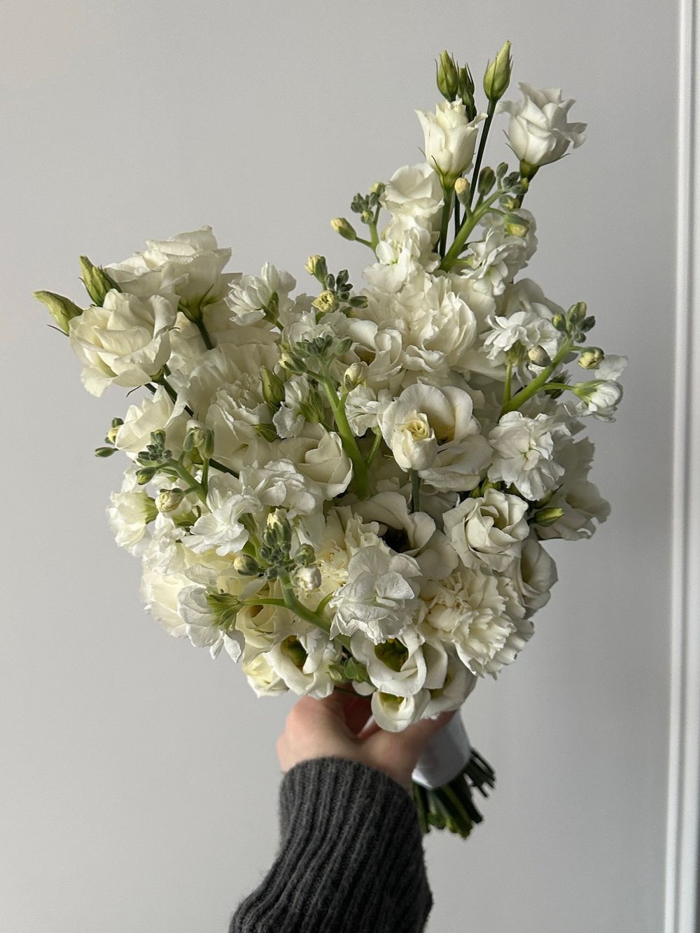 Свадебный букет из лизиантуса, маттиолы и диантусов