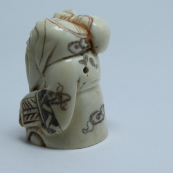 Нэцкэ Фукурокудзю с мешком волшебного риса и веером