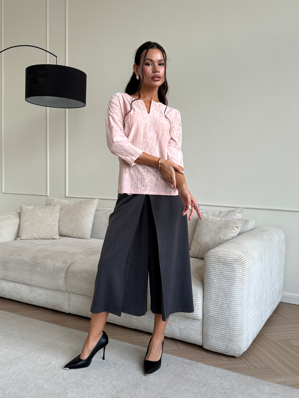 Розовая женская блузка из фактурного трикотажа с рукавом 3/4