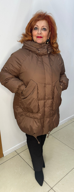 Теплый пуховик с кулисками и капюшоном в цвете моко