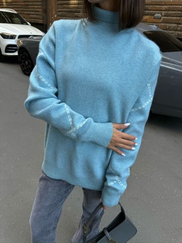 Голубой свитер с узором на рукавах